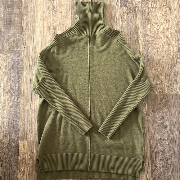 WOMANS/ GIRLS Army Green Sweater - Picture 1 of 1